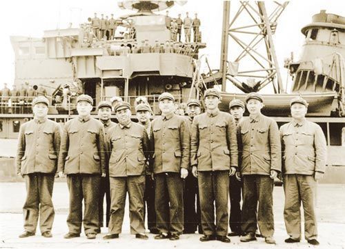 资料图：张元培(右一)当年与本部队战友的合影