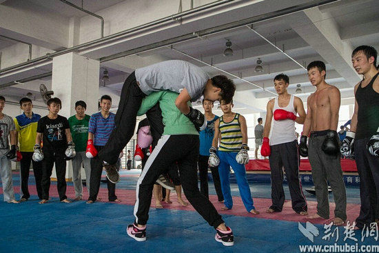 李苏千和梅永琪每天都会跟着拳击班的男学员们一起训练流汗