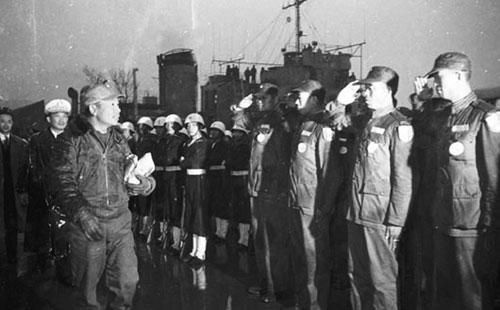 资料图：1955年2月，蒋经国（左三）在大陈岛指挥军民撤退 