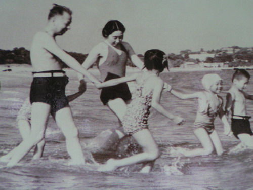 资料图：劉少奇、王光美与子女在北戴河度假