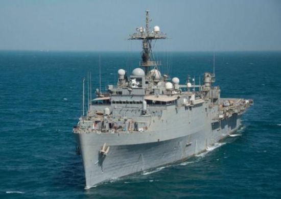 LPD-15庞斯号，舰桥上方白色设备为舰载激光武器 