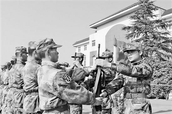 资料图：新兵接过班长的枪