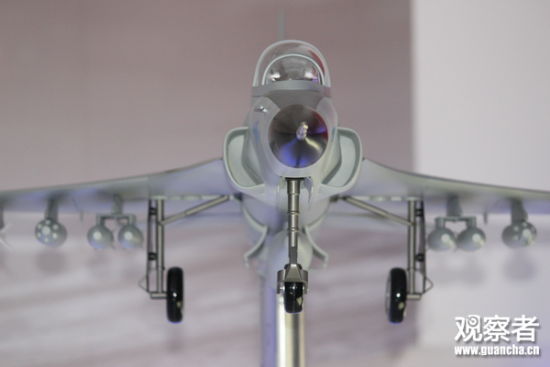 资料图：FTC-2000G模型正面照，可见其机腹下有一个大型挂架，可用于携带副油箱或其他重型载荷