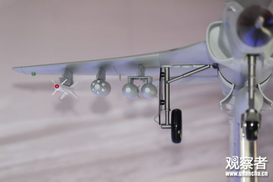 资料图：FTC-2000G战斗机模型机翼下外挂的武器，最外侧为PL-5EII空空导弹，中间为6管90毫米火箭巢，内侧为两发250千克炸弹 