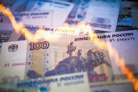 资料图：西方国家对俄罗斯的联合制裁，加之国际油价的大幅跌落，俄罗斯卢布疯狂贬值、外汇储备急剧下降