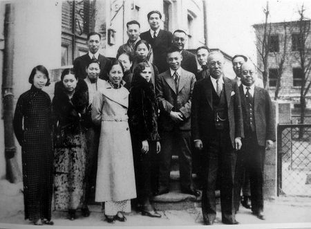 资料图：蒋经国（前排右三）回国前在苏联合影。