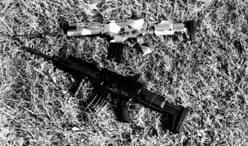 迷彩涂装的枪械，其伪装效果优于传统黑色涂装。