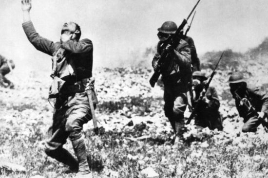 资料图：因吸入毒气而毙命的士兵