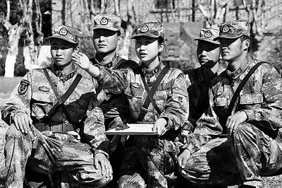 何林红组织全班进行军事地形学作业。