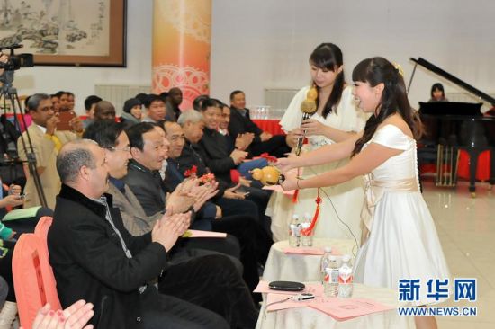  葫芦丝演奏者与中外军官互动。梁良 摄