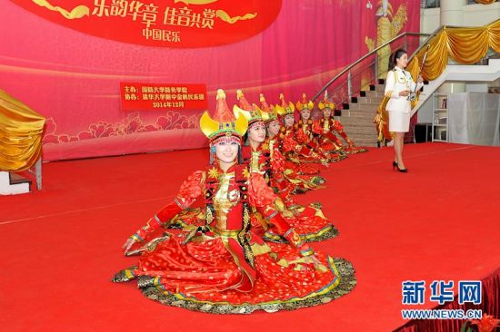 二胡伴舞《鸿雁》。表演者：国防大学军乐队王珊等。梁良 摄 