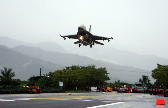 资料图：台军F-16A战机准备在公路降落