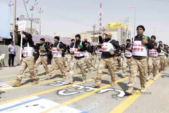 　　资料图：面对极端武装的猛烈攻势，伊拉克现政府集结了大量什叶派武装力量准备反击。在近一周的时间里，伊拉克各地的什叶派武装纷纷进行武装游行，誓言击败极端武装。图为2014年6月21日，忠于什叶派的迈赫迪军“自杀人弹”战士在巴士拉游行。