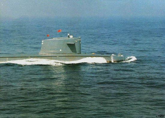 资料图：中国091汉级核攻击潜艇披巾斩浪
