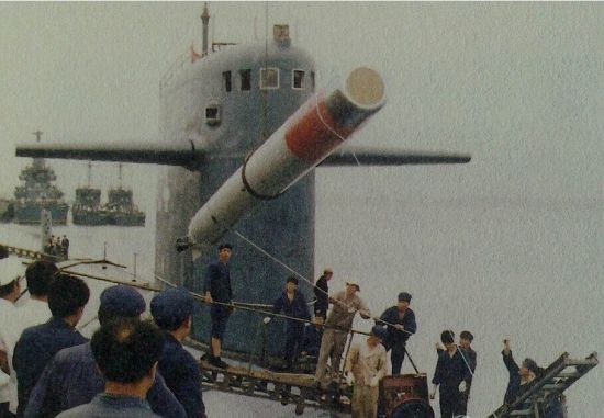 资料图：中国海军091攻击型核潜艇吊装鱼雷图片