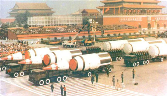 资料图：国庆阅兵上的东风5洲际导弹