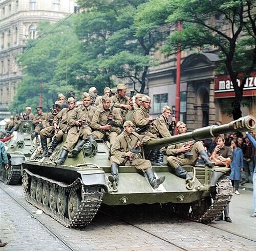 资料图：1968年布拉格之春，苏军以欺骗手段以将空降兵直接