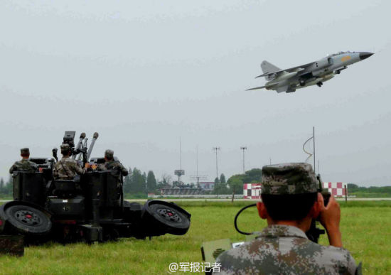 资料图：解放军演练用高射炮对付低空突防飞豹战机