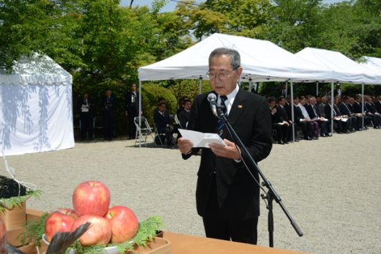 资料图：2013年5月25日在吴港金刀比罗宮之神苑进行的日本战后的扫雷殉职者第62次追悼仪式上致辞的胜山拓