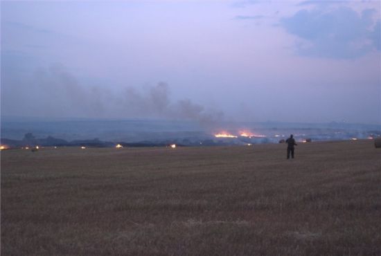 　　资料图：8月7日，Yenakiyevo附近，乌军一架军机被击落，这是一个月来第7架被击落的乌克兰空军飞机。此前已有5架su-25和一架苏-24被击落。  目击者称，飞行员成功跳伞，应该性命无忧。  根据飞机的外形判断，今天被击落的应该是一架苏-25或者米格-29。