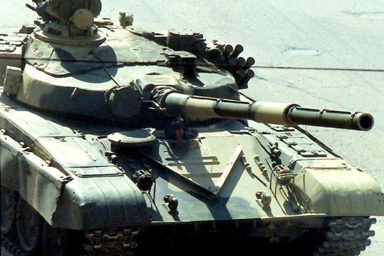 资料图：T-72B坦克让西方和中国感到了巨大的恐慌，其炮塔正面巨大的装甲块与此前各型T-72完全不同