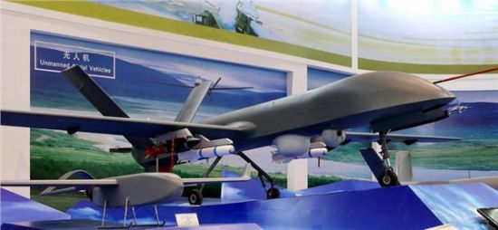 　　资料图：我国CH-4无人机，注意光电吊舱后面的SAR雷达，目前我国需要打通武装直升机与无人机之间的联接