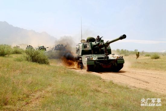 资料图：解放军第38军新型05式自行重炮成群亮相演兵场