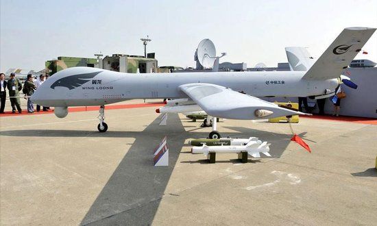 资料图：我国展出的翼龙无人机，后面是它的地面控制站