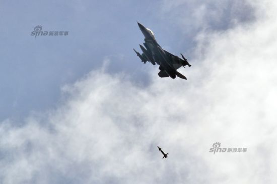 　　资料图：经常看到F-16C战机空中飞行，今天我们来看看它的对地攻击。2014年7月15日，驻德美军第7军第480战斗机中队所属一架F-16C战隼战机，在德国的格拉芬沃尔训练区进行对对攻击演练。参加训练的F-16C进行了激光制导炸弹投射攻击，与机炮对地攻击等多个科目的演示。