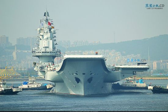 　　资料图：2014年4月中旬，中国海军首艘航母辽宁舰返回大连船厂进行例行维护作业。经过4个多月，于8月31日离开大连港，返回青岛母港。本图集为网友们对辽宁舰在维护期间拍摄的不同时间的维护进度照。(图片来源：ZTCD 蓝鲨小队等)