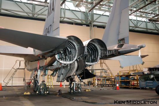 资料图：F-15结构不惜工本，制造难度非常高
