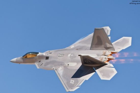 资料图：F-22的棱型机翼和切入式平尾