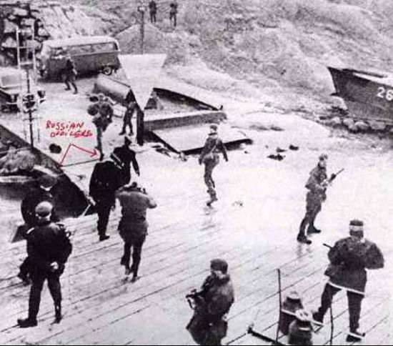 资料图：艇长和政治副艇长被请下艇，上岸接受调查。周围瑞典军人个个如临大敌