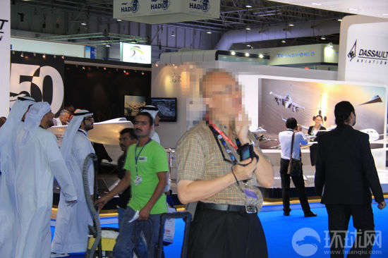 资料图：加拿大某刊物华人主笔在某航展上