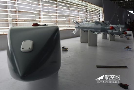 本次航展展出的激光制导炸弹，可以看见都采用了新一代激光导引头