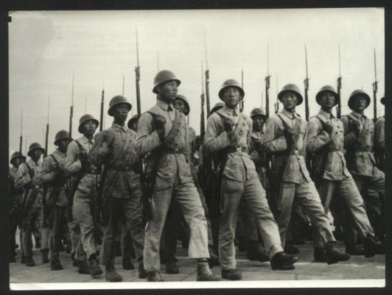 开国大典阅兵式上，我军已经正式配戴了钢盔