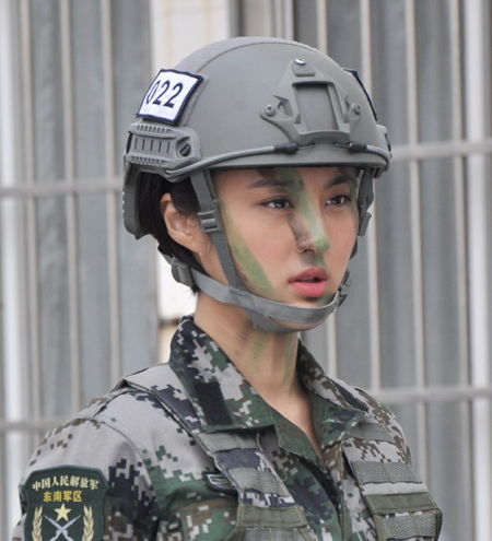 电视剧《我是特种兵Ⅲ：火凤凰》中女兵们戴的就是FAST头盔，对比可以看出，它为了能够加挂大型的耳机，明显减小了防护面积。
