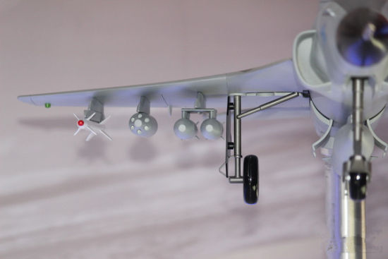 资料图：FTC-2000G战斗机模型机翼下外挂的武器，最外侧为PL-5EII空空导弹，中间为6管90毫米火箭巢，内侧为两发250千克炸弹