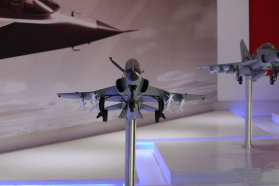 资料图：FTC-2000高级教练机的机翼下只有两个挂架，而且承载不了重型载荷，模型翼下挂的是霹雳9和霹雳5两种型号的空空导弹