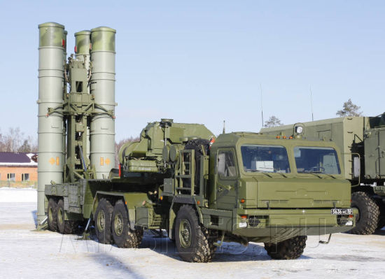 　　资料图：“凯旋”S-400防空导弹系统（北约其为SA-21“咆哮者”）是在S-300P防空导弹系统的基础上以全新的设计思路研制的。俄军自豪地宣称，该系统是目前世界上现役和在研防空导弹中最先进的一种，即使与美军的“爱国者”PAC-3地空导弹系统比来，在速度和精度方面也全面占优。