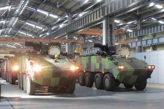 　　资料图：近日台湾展示“云豹”装甲车生产线，这也是首次曝光云豹装甲车内部生产情况。台湾军备局209厂负责生产该型装甲车。据称“云豹”装甲车目前可100%“国产化”。