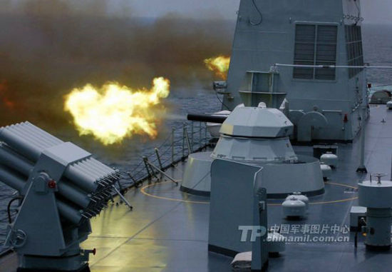 资料图：某登陆舰支队组织舰艇对海实弹射击训练。