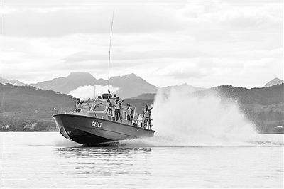 “水上轻骑”迎风破浪。冯强 摄