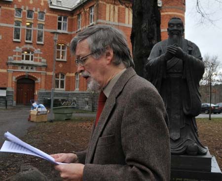 资料图：2008年12月，斯德哥尔摩大学孔子学院接受山东省政府赠送的孔子像