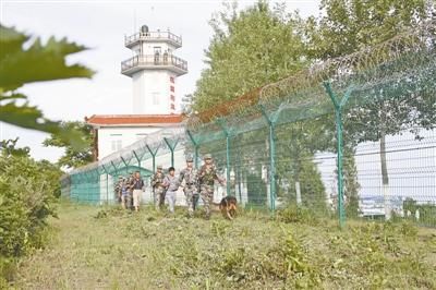 　　延边军分区定期组织民兵与边防部队官兵在边防线上巡逻执勤。 　　莫 非摄