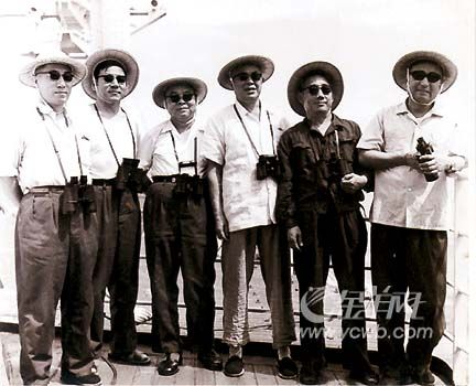 1980年洲际导弹试验护航，原海军副司令员刘道生（右三）、杨国宇（右四）等坐镇向阳红五号船指挥海上编队。