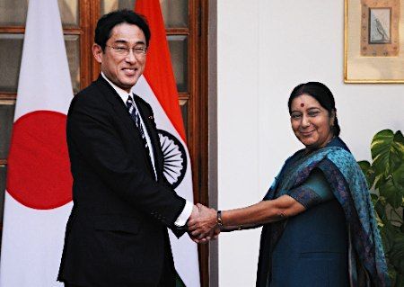 岸田文雄与斯瓦拉杰会谈