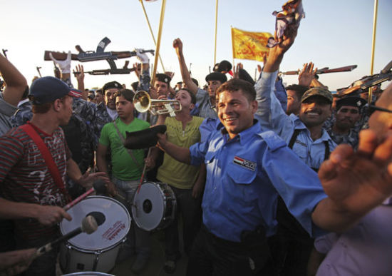 资料图：伊拉克人民庆祝美国撤军