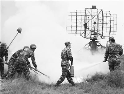 民兵防护分队协助演训部队进行重要目标防护