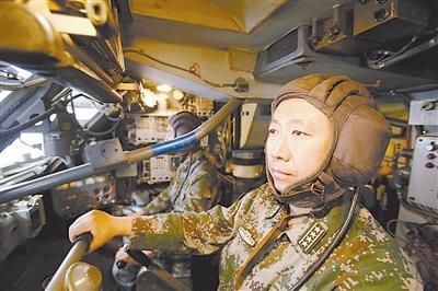 　　能文善武，是官兵对陶向明的一致评价。本报特约记者 郭维虎摄